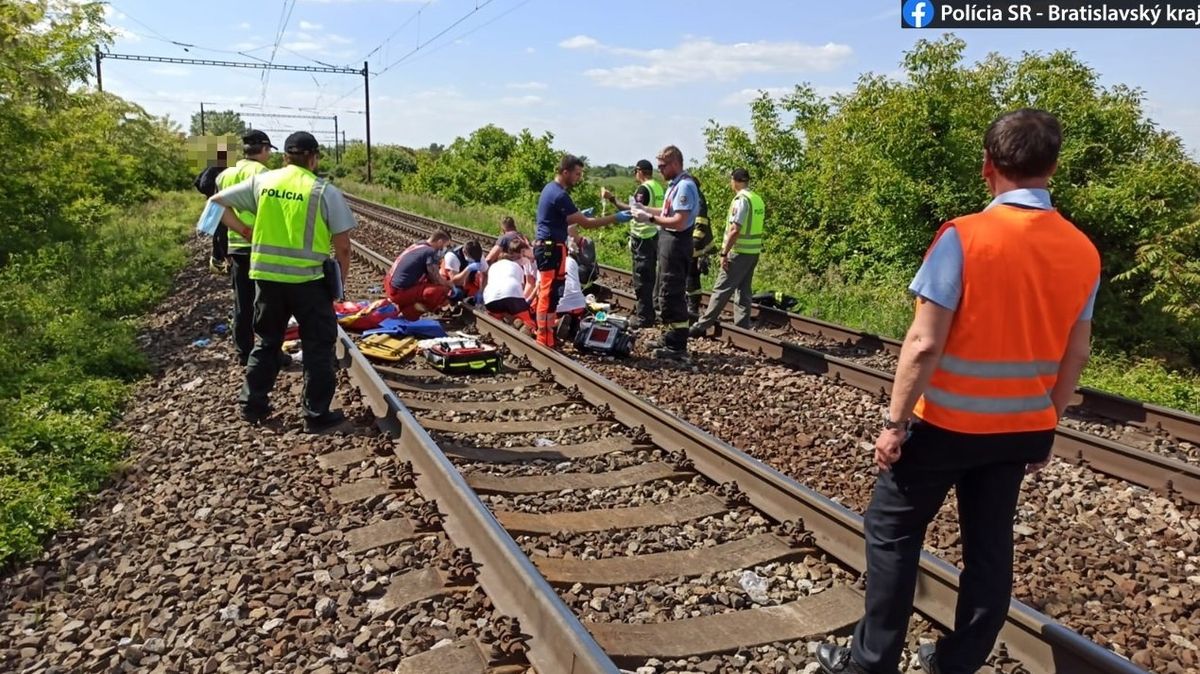 Třináctileté dívky se fotily v Bratislavě na kolejích, dvě z nich smetl vlak